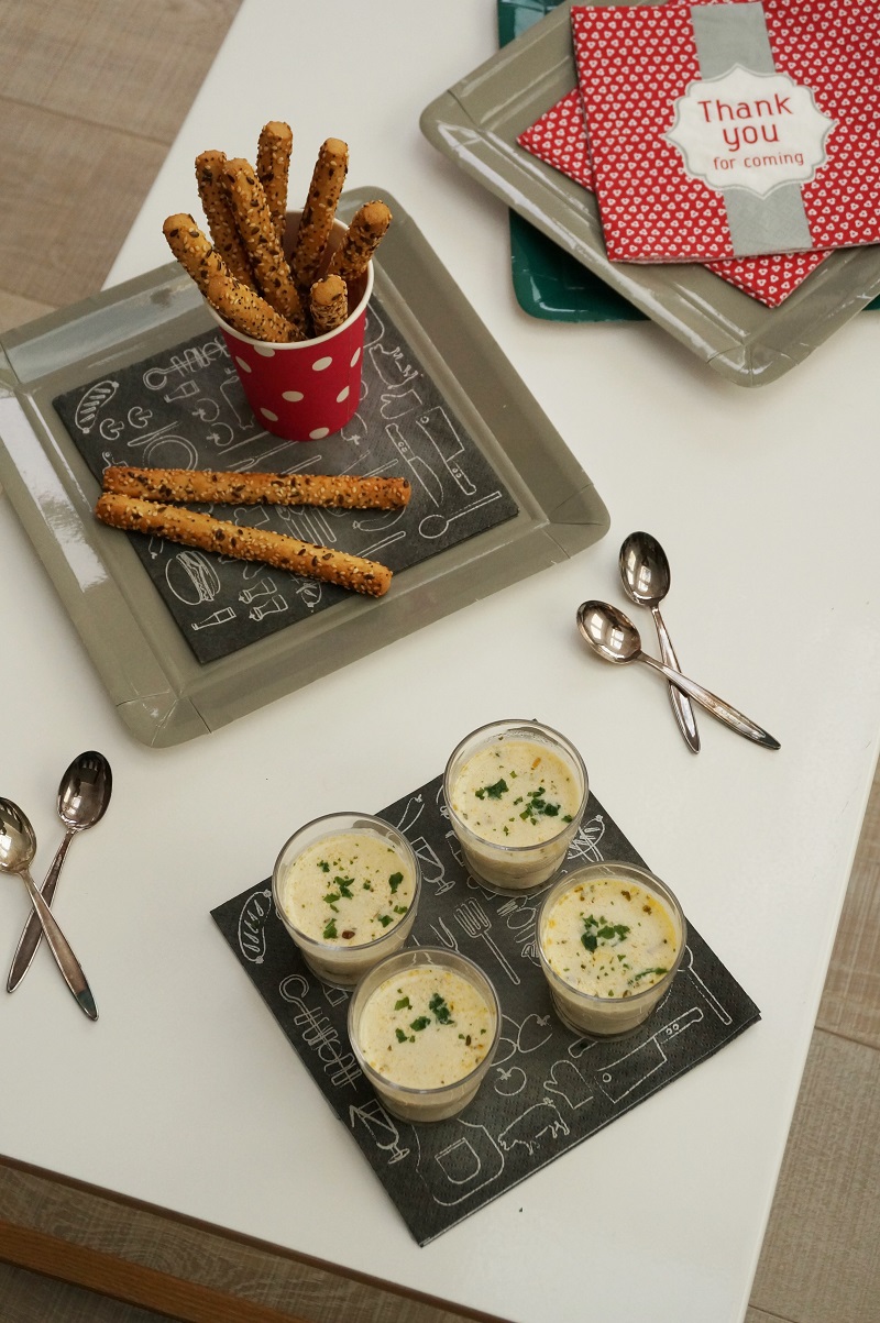  une verrine de soupe épicée au poulet pour un apéritif 