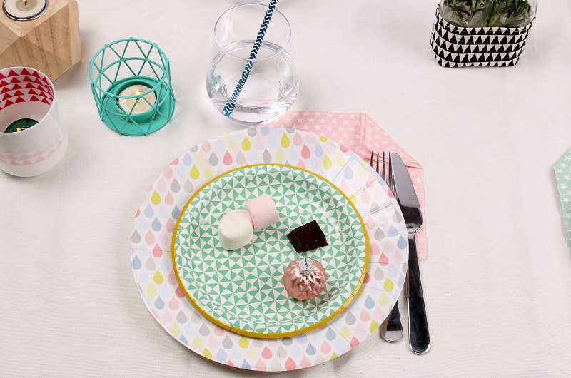 Assiette en carton pastel Mesa Bella pour une table graphique