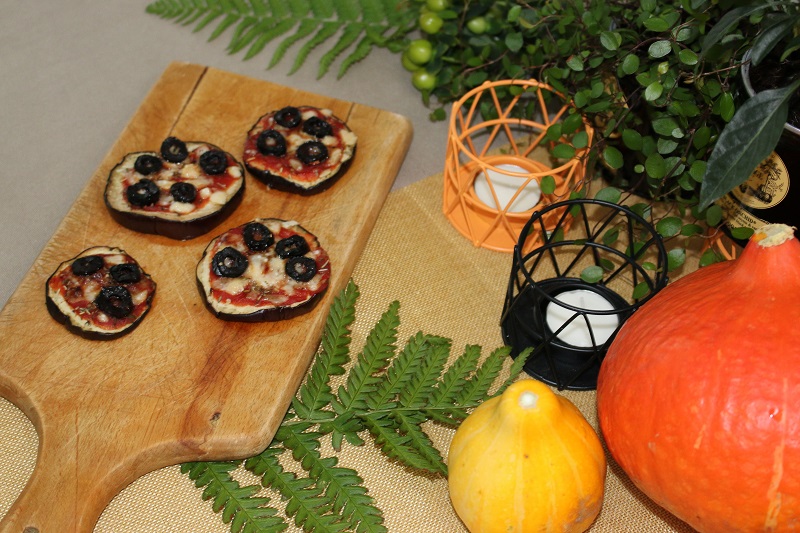 Mini pizza servit sur un planche 