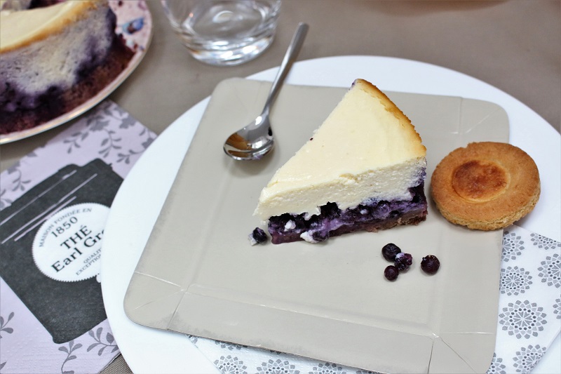 Part de Cheesacake aux myrtilles sans gluten 