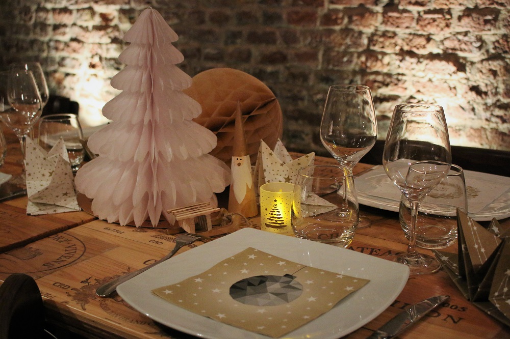 décoration de table sapin-et boules de noel en-papier