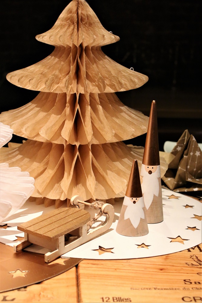 sapin-papier et sujets en bois luge pere Noel