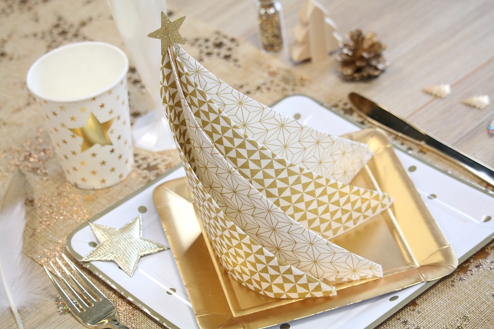 Pliage serviette de table de Noël avec anneau doré