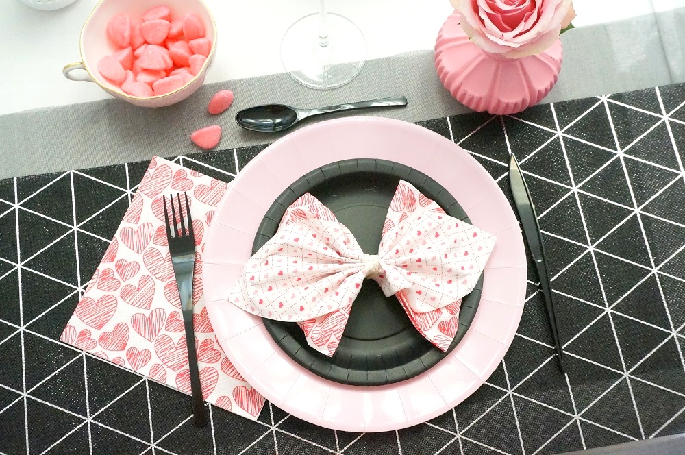 Couleurs Rose et Noir pour la table de saint Valentin
