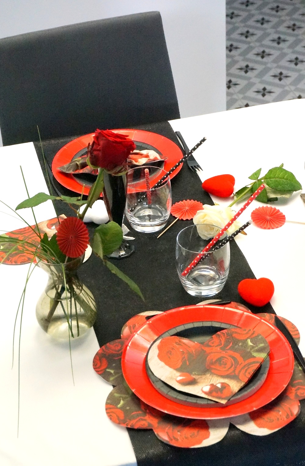 Un tête à tête en rouge et noir pour une saint Valentin classique et chic