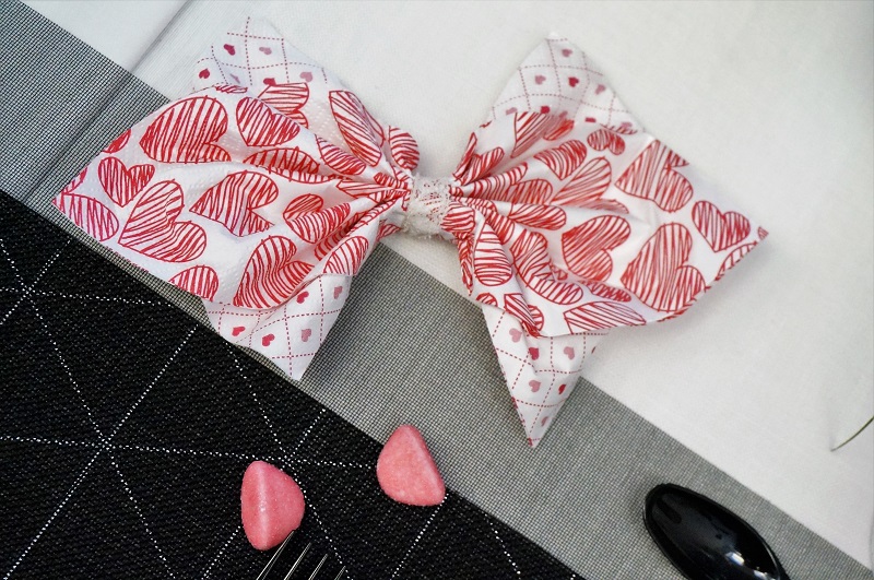 Pliage de serviette en forme de noeur et coeur pour la Saint Valentin