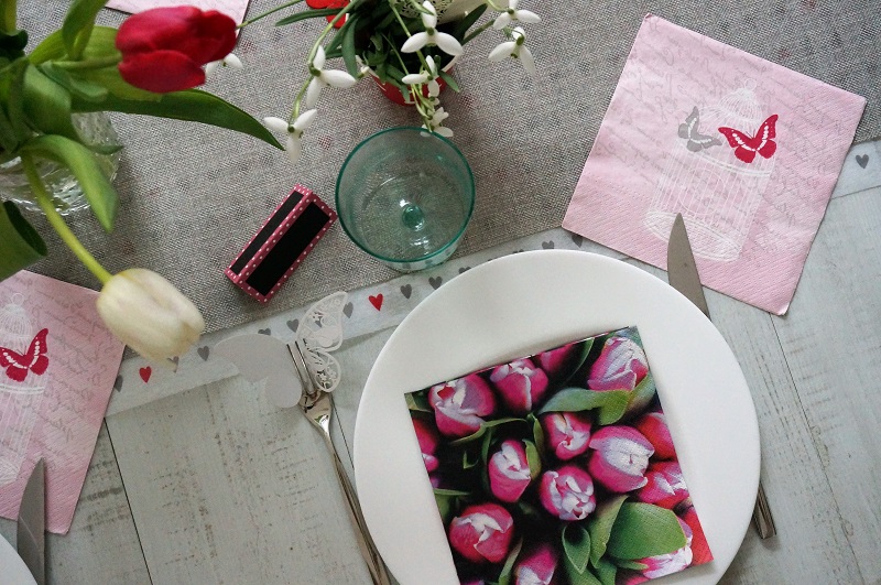 Accessoires pour une table de printemps : chemin de table imitation lin, et intissé blanc, motif coeur