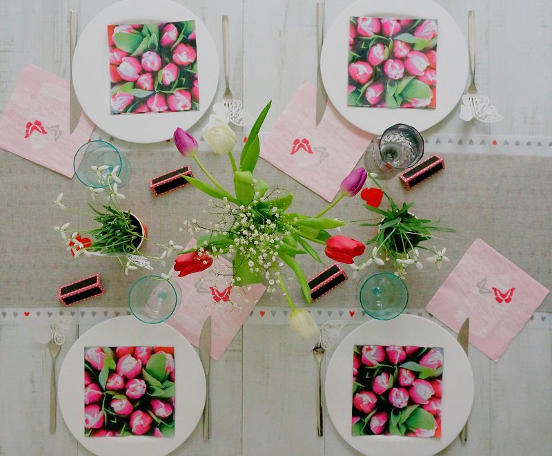 table pour la fête des grands mères : des tulipes et des coeurs pour lui dire je t'aime