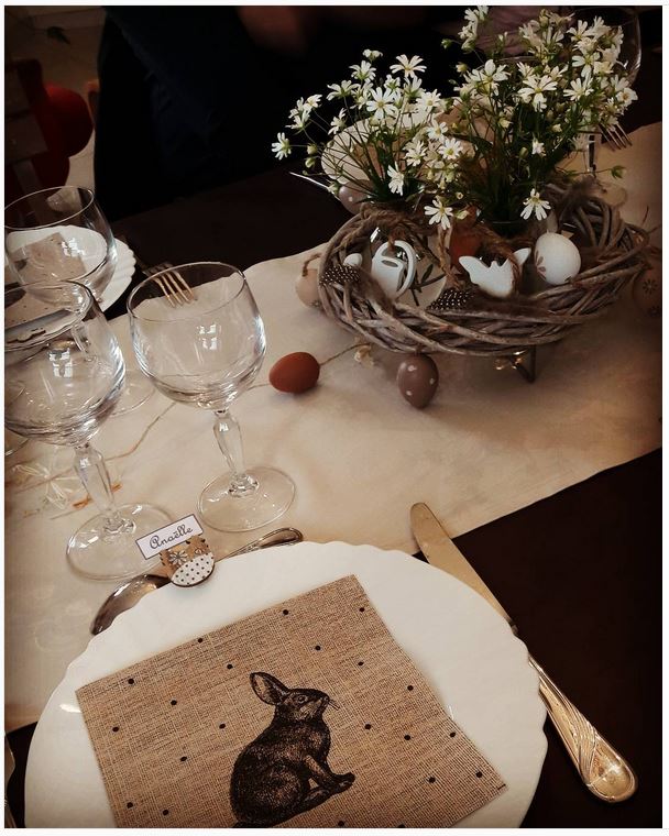 Douce nostalgie de Pâques avec cette serviette en papier imitation lin