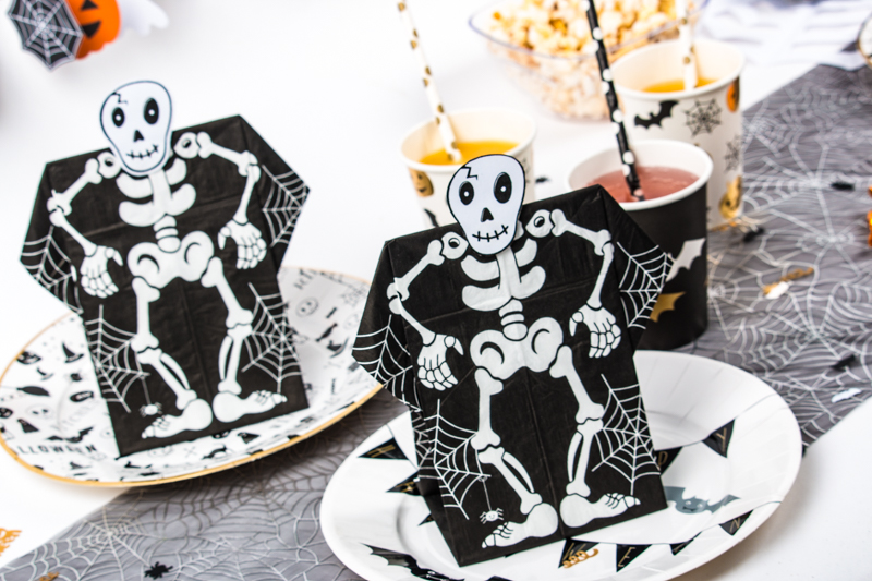table d'halloween avec serviette en 3D squelette