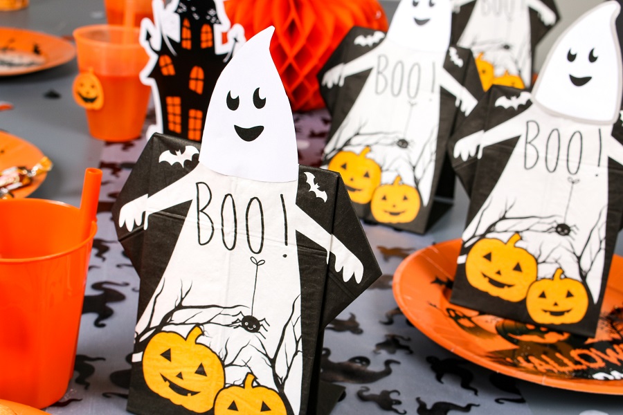 serviette prepliée halloween forme de fantôme