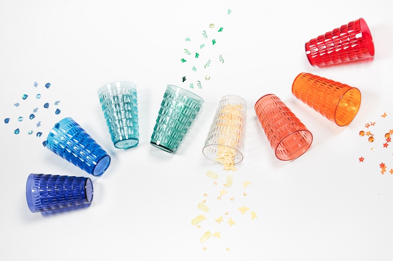 Confettis et verres à facettes multicolores - Mesa Bella