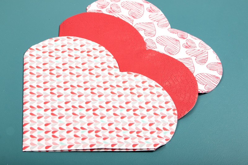 Découpe en forme de coeur pour ces serviettes en papier