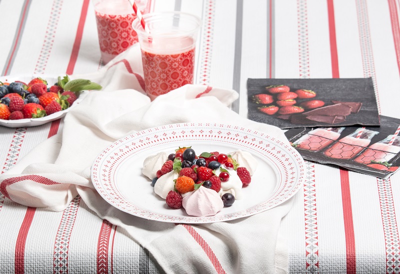 Décoration de table Bistrot, meringue et fruits rouges. Vaisselle Mesa Bella 