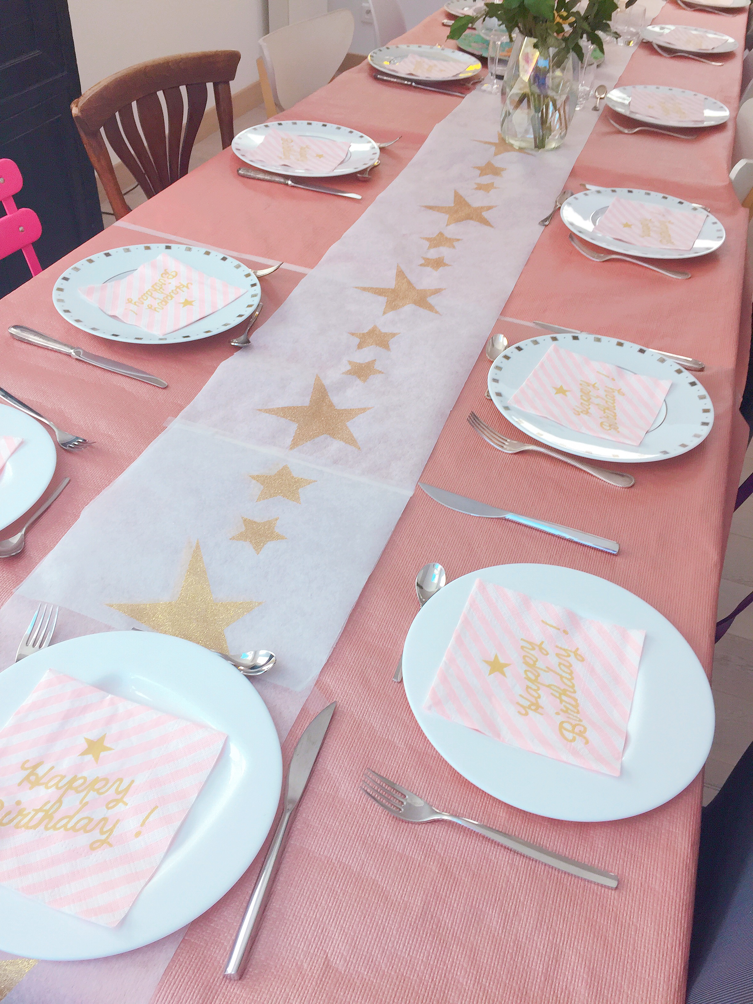 repas anniversaire nappe en papier teinte cuivre