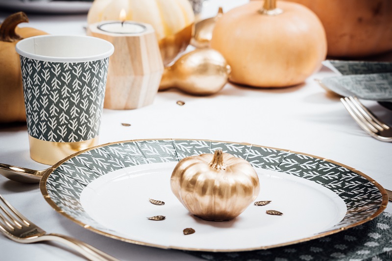 Décoration de table automnale ! Chemin de table cucurbitacés et collection de vaisselle jetable disponible chez Alinéa !