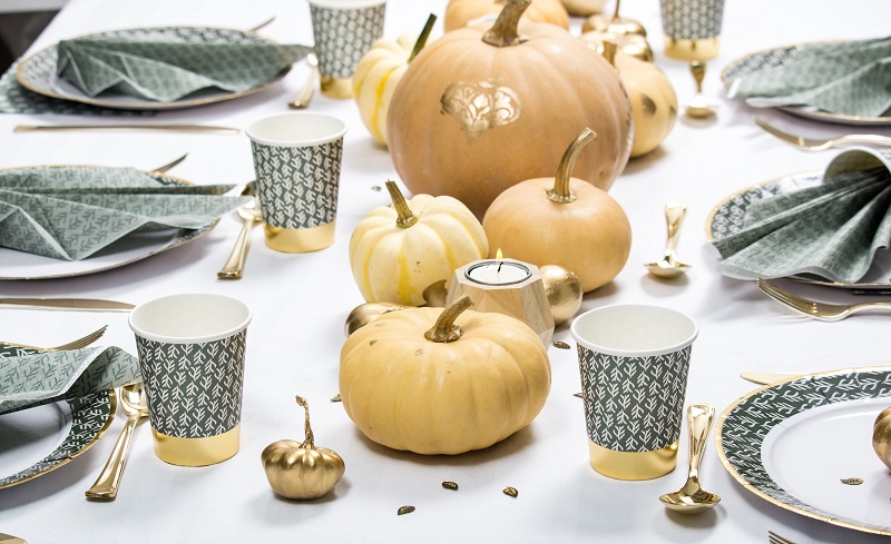 Décoration de table automnale ! Chemin de table cucurbitacés et collection de vaisselle jetable disponible chez Alinéa !