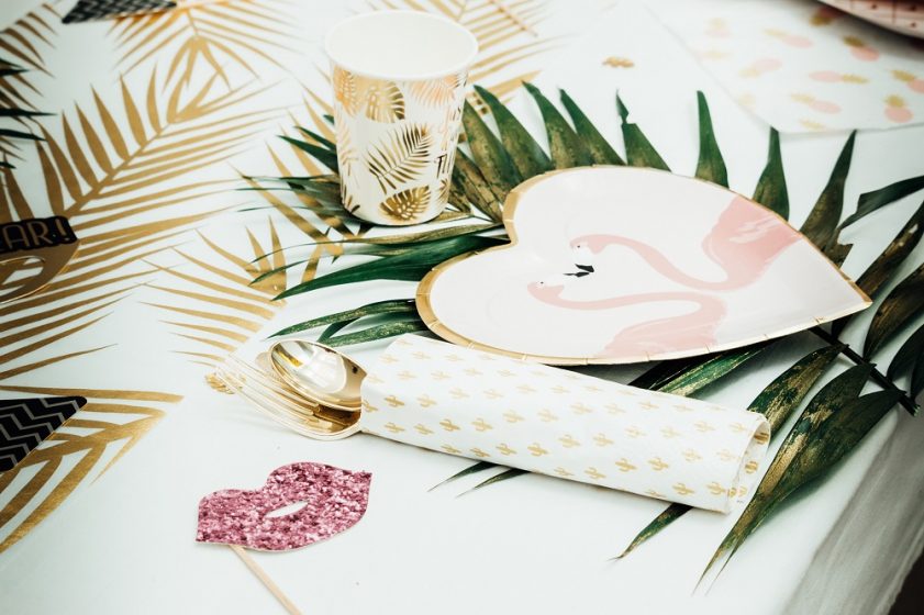 vaisselle jetable thème exotique rose et or