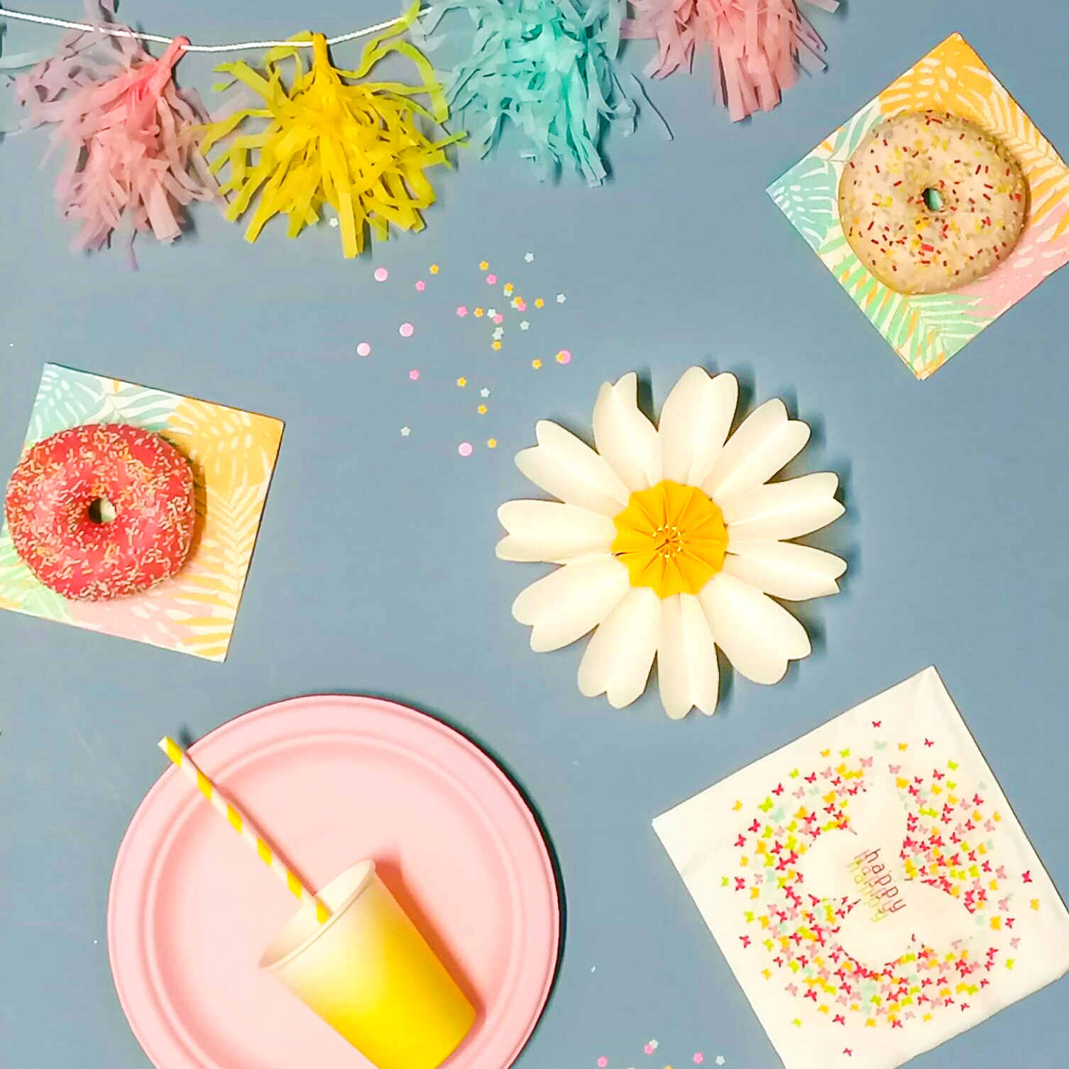 assiette pulpe de canne à sucre colorée pour faire la fête