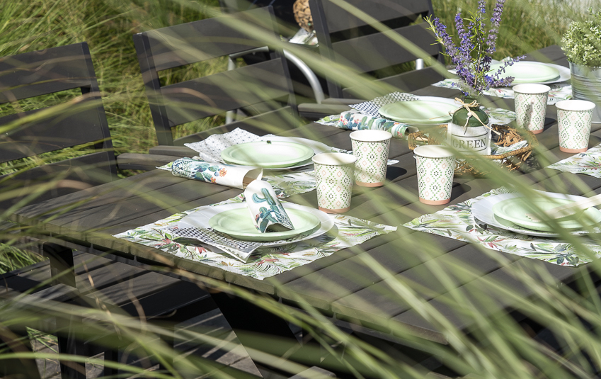table brunch avec vaisselle compostable