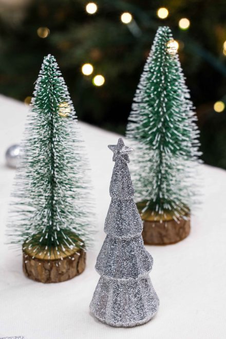 Décoration de table sapins brosse et sapin pailleté argent