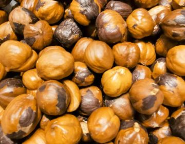les noisettes sont torréfiées et les peaux enlevées