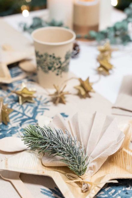 serviette recyclée et assiette areca